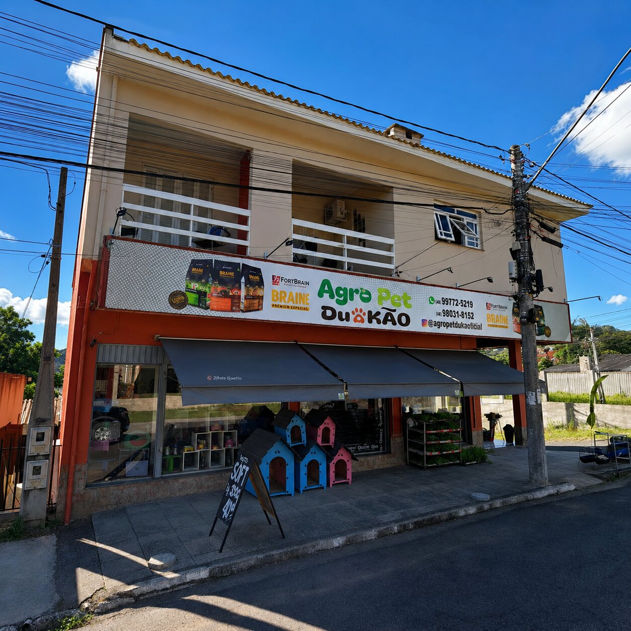 Interior da loja Agro Pet Du Kão: corredores com sacos de ração empilhados, dispensers de ração a granel e expositores de coleiras e acessórios.
